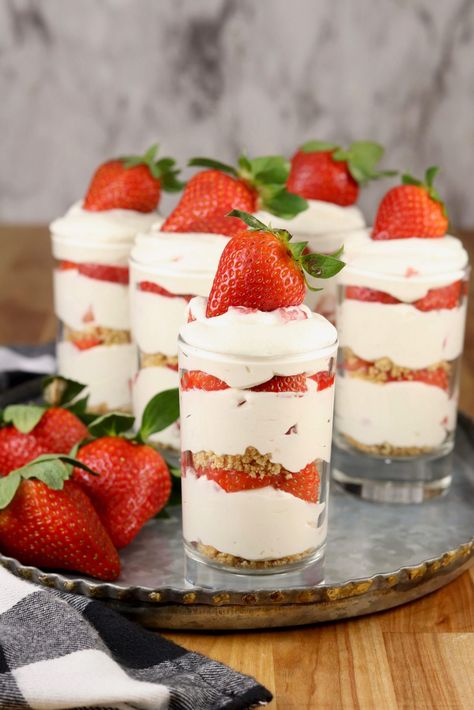 No Bake Strawberry Cheesecakes Trifle Cups, Cheesecake Cups Recipe, Cheesecake Shooters, Mini Cherry Cheesecakes, Layer Dessert, Strawberry Cheesecakes, Cherry Cheesecake Recipe, Cups Recipes, Dessert Cups Recipes