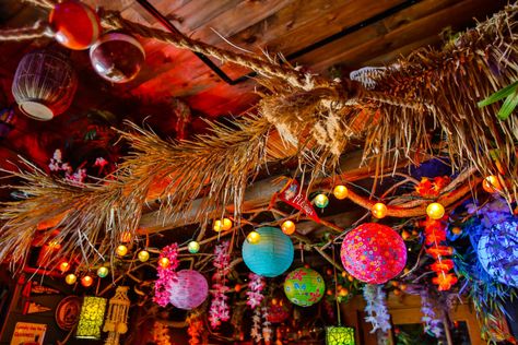 Tiki Lounge Decor, Tiki Disco Party, Tiki Bar Party Ideas, Vintage Bar Decor Ideas, Tiki Lounge Ideas, Tiki Bar Decor Ideas, Home Tiki Bar Ideas, Vintage Tiki Aesthetic, Tikki Bar Ideas