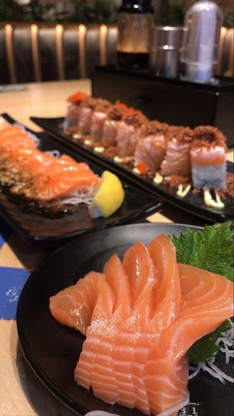 Sushi Tei, Outside Food, Dinner Date Aesthetic, Get Together With Friends, Coffee Health, Salmon Sashimi, Confort Food, Light Appetizers, Happiness Is Homemade