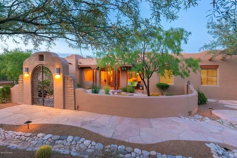 Mexican Ranch House Exterior, Modern Pueblo Style Homes, Adobe Homes Exterior, Modern Desert Home Exterior, Desert Ranch House, Modern Adobe House Exterior, Flat Roof Homes, Desert House Plans, Adobe House Exterior