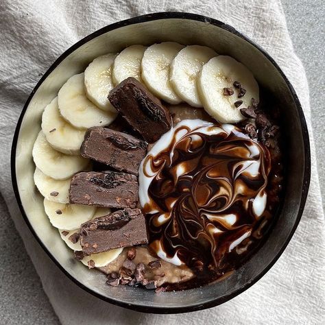 Vegan Yogurt Bowl Breakfast, Brownie Yogurt Bowl, Dessert Bowl Ideas, Loaded Yogurt Bowl, Greek Yogurt Bowl Ideas, Snack Bowl Ideas, Chocolate Yogurt Bowl, Porridge Ideas, Oatmeal With Chocolate