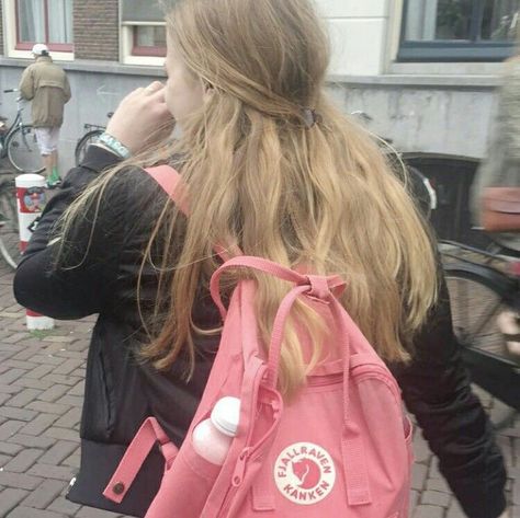 Pɪɴᴛᴇʀᴇꜱᴛ: ᴇғᴛʜɪᴍɪᴀ ʟᴀᴛʜ Pink Kanken, Kanken Aesthetic, Gwen Poole, Fjällräven Kånken, Backpack Outfit, Some Beautiful Pictures, Do Cute, Pink Girly Things, Tv Girls