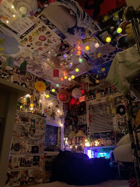 Cluttercore Room, Cluttercore Bedroom, Weirdcore Room, Cluttercore Aesthetic, Maximalism Bedroom, Maximalism Room, Maximalist Rooms, Chaotic Room Aesthetic, Maximalist Room Decor