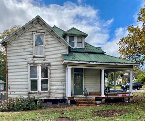 Farmhouse Renovation Exterior, Renovating Old Homes, Old Farmhouse Renovation, Old Farmhouse Exterior, Old Farmhouse Remodel, Farmhouse Build, Farmhouse Lifestyle, Renovation Exterior, American Farmhouse Style