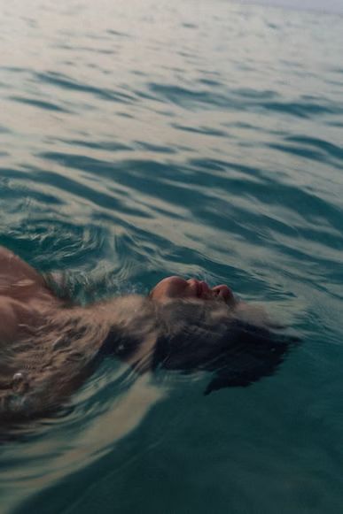 A man swimming in the ocean with his head above the water photo – Free Water Image on Unsplash Business Images, Swimming In The Ocean, Water Photo, Water Images, Free Background Images, Water Aesthetic, Cool Desktop, Wallpaper Nature, Beach Activities