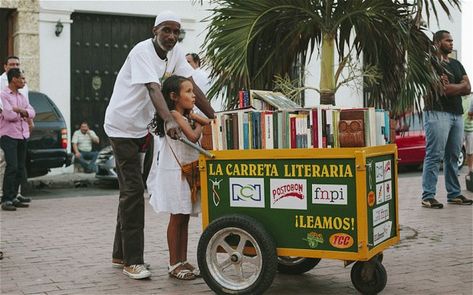 This is the way to live life :-) Books Beautiful, Mobile Library, Little Library, Beautiful Books, Free Library, Home Libraries, Selling Books, Film Tv, Book Nooks