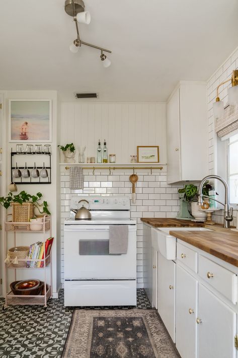 Easy Kitchen Updates Diy, Small Bungalow Homes Interior, Boho Apartment Inspiration, Kitchen Faucet Styles, Small Galley Kitchen, Small Kitchen Sink, Bungalow Kitchen, Small Bungalow, Eclectic Kitchen