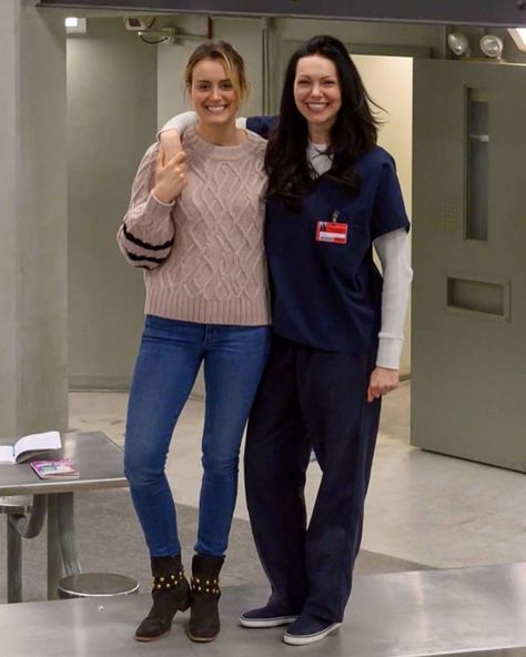 New BTS pics of Taylor Schilling and Laura Prepon on the set of oitnb season 7 Alex And Piper, Alex Vause, Taylor Schilling, Laura Prepon, Girl Couple, Orange Is The New Black, Popular Pins, We Wear, Makeup Products