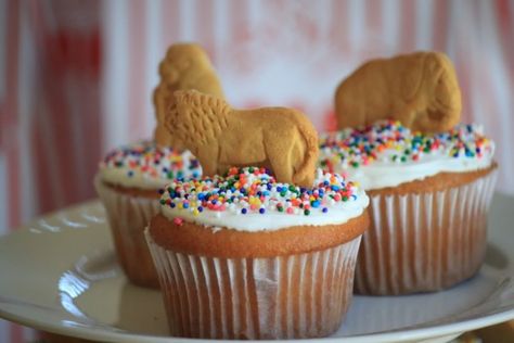 Zoo party, circus party, jungle party. Animal crackers in cupcakes.  So easy! Animal Crossing, Crackers, Zoo Crafts, Animal Cracker, National Animal, Cookie Do, Animal Crackers, Cat Birthday, Pets Cats