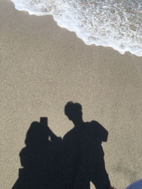 No Face Couple Photos, No Face Couple, Boyfriend Pranks Pictures, Beautiful Butterfly Photography, Beach Sunset Wallpaper, Camera Tattoo, Muslim Couple Photography, Secret Relationship, Shadow Photos