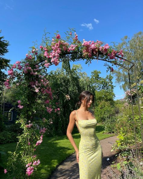 Pretty Dress Pictures, Midi Dress Poses Instagram, Garden Insta Pics, Posing With A Dress, Garden Photoshoot Outfit Ideas, Park Dress Outfit, Insta Dress Pics, Sundress Instagram Pictures, Garden Pictures Poses Aesthetic