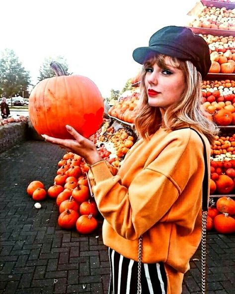 Taylor Swift Pumpkin Taylor Swift Pics, Taylor Pics, Miss Americana, Taylor Swift Wallpaper, Long Live Taylor Swift, Live Taylor, T Swift, T Swizzle, Taylor Swift Pictures