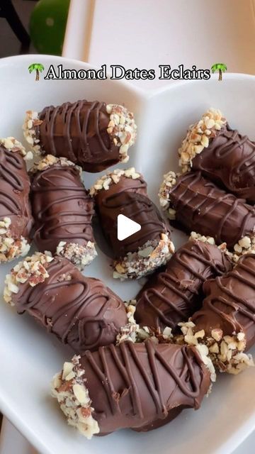 Snacks With Almonds, Chocolate Date Cookies, Dates With Chocolate, Eclair Bars, Chocolate Dates Recipe, Date Cookies Recipes, Almond Joy Dates, Dates Recipes Healthy, Chocolate Coated Dates