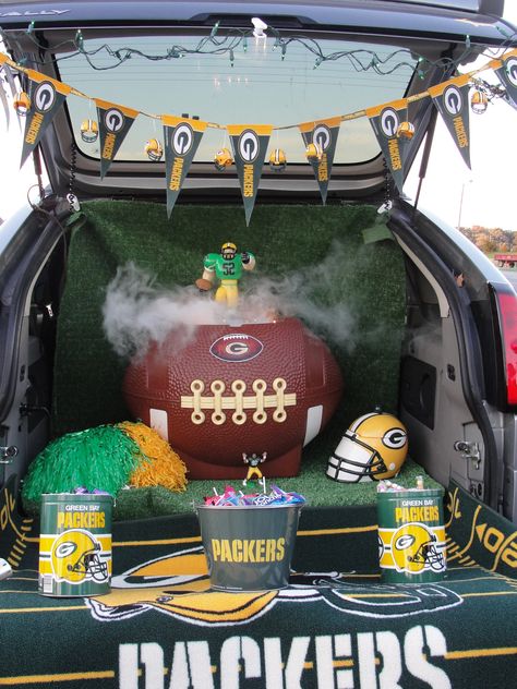 Trunk or Treat (Football Theme) LOVE my Packers! Trunker Treat Ideas, Trunk Or Treat Ideas, Halloween Crafts Preschool, Spider Crafts, Sensory Ideas, Paper Chain, Dollar Store Halloween, Halloween Classroom, Halloween Games For Kids