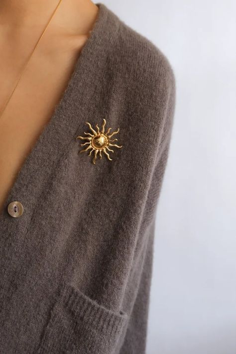 Modern Brooches And Pins, Broches Jewelry, Book Bujo, Sun Brooch, Boy Jewelry, Brooch Design, Metal Brooch, Gold Brooch, Gold Sun