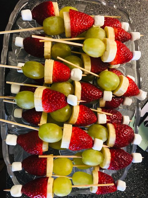 Crowd Finger Foods, Grinch Fruit, Christmas Party Snacks, Party Crowd, Fest Mad, Christmas Buffet, Grinch Christmas Party, Thighs Chicken, Christmas Appetizers Party