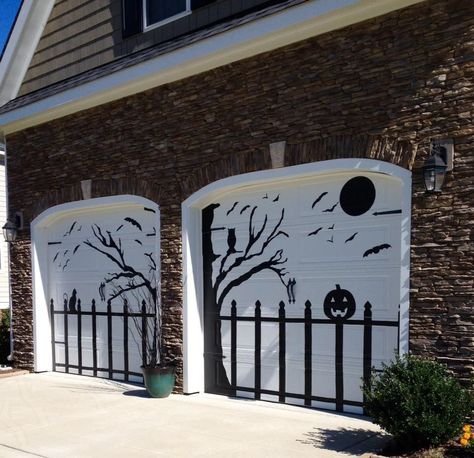 30 Ideas for Halloween Garage Door Decoration - Home Inspiration and Ideas | DIY Crafts | Quotes | Party Ideas Garage Door Halloween Decor, Garage Halloween, Garage Door Decorations, Halloween Decorations Outdoor Porch, Halloween Garage Door, Halloween Garage, Halloween Diy Outdoor, Easy Halloween Decorations, Manualidades Halloween