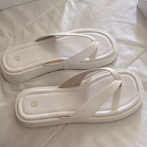 Super Cute Sandals I Bought Them Online Size 7.5 But They Run Smaller I Would Said They Are 6.5 They Are New White Flip Flop Heels, Thick Flip Flops, Stylish Footwear For Women, Cute Sandals Aesthetic, Cute Beach Shoes, White Sandal Heel, White Heel Sandals, Aesthetic Sandals, White Sandals Flat