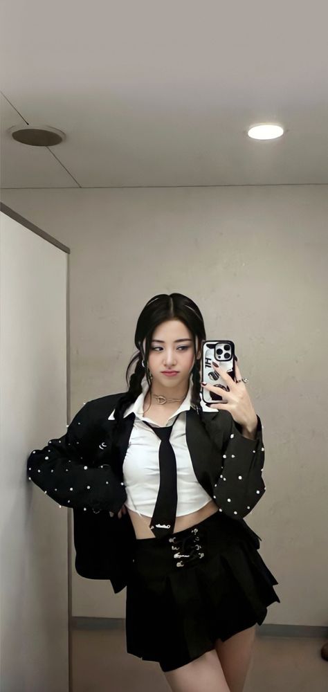 Yunjin Lesserafim Suit, Yunjin Lesserafim Selca Wallpaper, Yunjin Lesserafim Stage Outfit, Yunjin Girlfriend Material Lockscreen, Yunjin Wallpaper Girlfriend Material, Yunjin Full Body Photo, Yunjin Wallpaper Selca, Yunjin Stage Outfit, Yujin Lesserafim Wallpaper