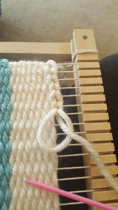 Weaving Stitches Loom, Weaving Loom Tutorial, Hand Loom Weaving Ideas, Weaving Stitches Tutorial, Weaving With Embroidery Floss, How To Finish A Weave On A Loom, Weaving Loom Ideas, Hand Weaving Patterns Ideas, Weaving On Canvas