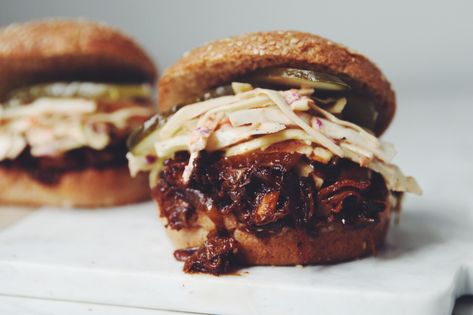 You can go meatless no problem with this easy vegan pulled pork sandwich made with a sauced up BBQ combo of mushrooms and artichokes! Artichoke Sandwich, Vegan Pulled Pork Sandwich, Hot For Food, Pork Sandwich Recipes, Vegan Pulled Pork, Roast Beef Sandwich, Vegan Coleslaw, Pulled Pork Sandwiches, Pork Sandwiches