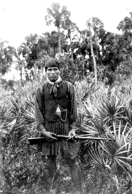 Jimmie Billie with rifle | Seminole Indian in 1910 Seminole Tribe, Seminole Wars, Seminole Indians, Florida History, American Indian History, Native American Photos, Indian Artifacts, Indigenous Americans, Native American Peoples