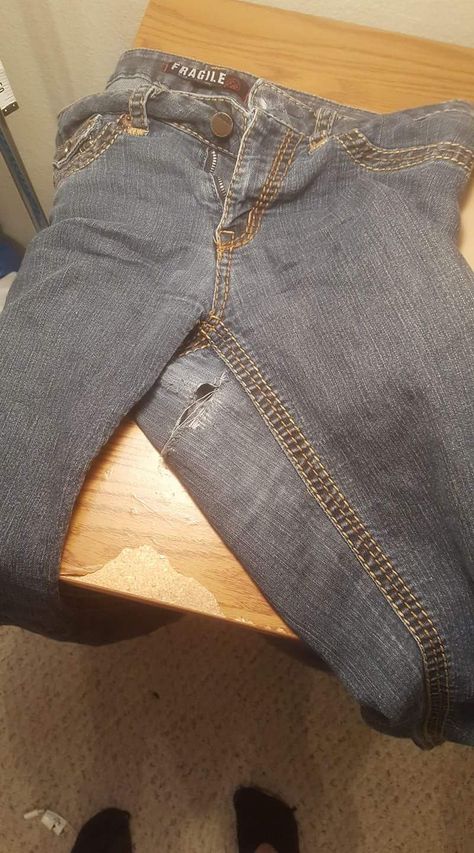 My favorite pair of jeans ripped in the crotch area- my jumbo thighs wore the fabric out! Boooooooooooooooooooooo! Here is how I repair burnouts in the crotches of jeans: Here’s my rip the … Rattoppare I Jeans, Diy Ripped Jeans, Couture Invisible, Repair Jeans, Jeans Grunge, Denim Repair, Mending Clothes, Sewing Jeans, Sewing Alterations