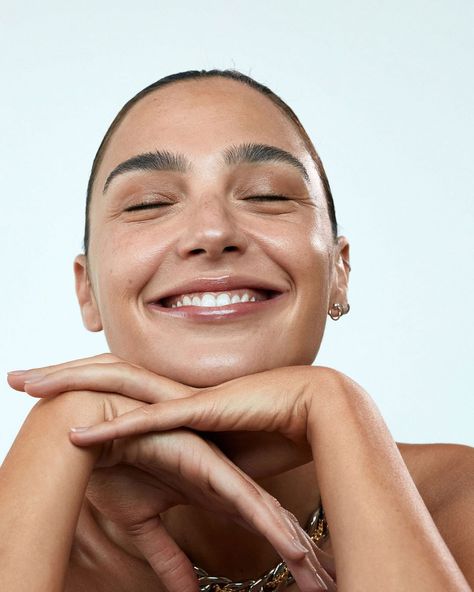 Gal Gadot on Twitter: "Glowing ✨ @revlon #ColorStay Light Cover Foundation #photoready candid glow… " Glow Photos, Winter Skin Care Routine, Skin Model, Gal Gadot Wonder Woman, Winter Skin Care, Beauty Shoot, Beauty Shots, Cc Cream, Her Eyes