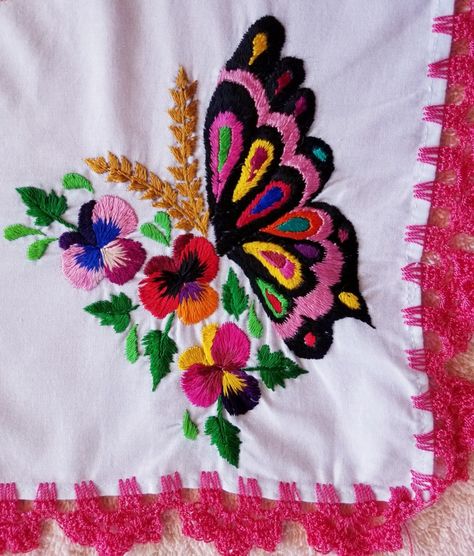 Con hilo de seda Mexican Embroidery Designs, Basic Hand Embroidery Stitches, Mexican Embroidery, Hand Embroidery Dress, Hand Embroidery Patterns Flowers, Handmade Embroidery Designs, Embroidery Stitches Tutorial, Embroidery Designs Fashion, Hand Embroidery Art