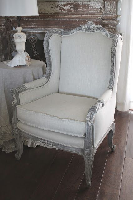 Oh how I love this linen covered French wingback chair! #homedecor #frenchcountry Muebles Shabby Chic, Living Room Decor Country, French Country Living, Cottage Shabby Chic, Smart Tiles, French Country Bedrooms, French Country Living Room, French Country Design, French Chairs