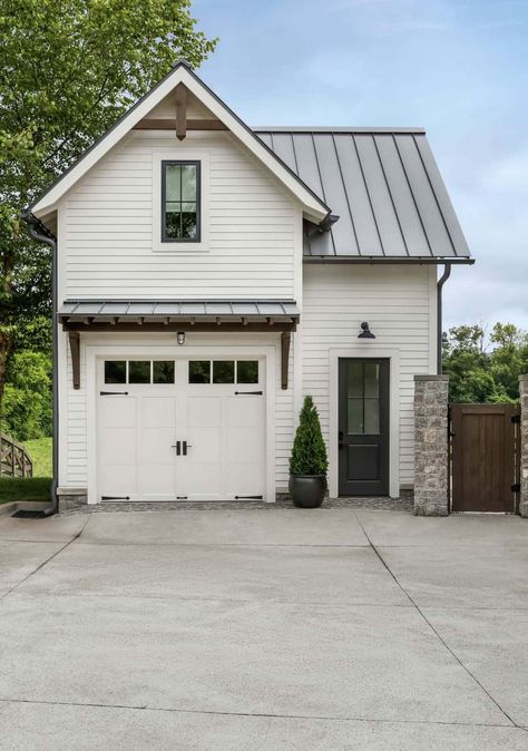 House Tour: See this incredibly inspiring modern farmhouse in Tennessee Detached Garages With Apartment, Garage Attached To House, Carport Guest House, Garage With Studio, Small Guest House With Garage, Modern Farmhouse Loft, One Car Garage, Guest House With Garage, Small Garage Plans