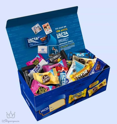 Caixa da Lacta aberta mostrando alguns do bombons favoritos da galera. Como ouro branco, sonho de valsa, bis e outros. Love Com, Chocolate Sweets, Chocolate Box, Pop Tarts, Candy Bar, Chocolates, Oreo, Snack Recipes, Candy