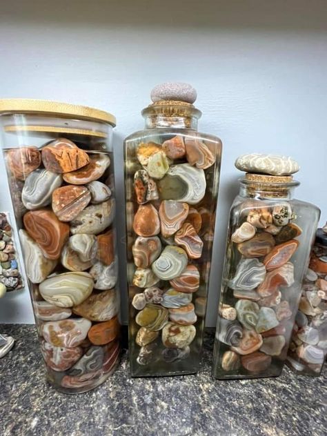 Display Gemstones Rock Collection, Displaying Rock Collection, Diy Rock Collection Display, Rock Collection Display Ideas Diy, Rock Decor Home, Rock Collection Display Ideas, Displaying Rocks, How To Display Rocks, Rock Display Ideas Diy