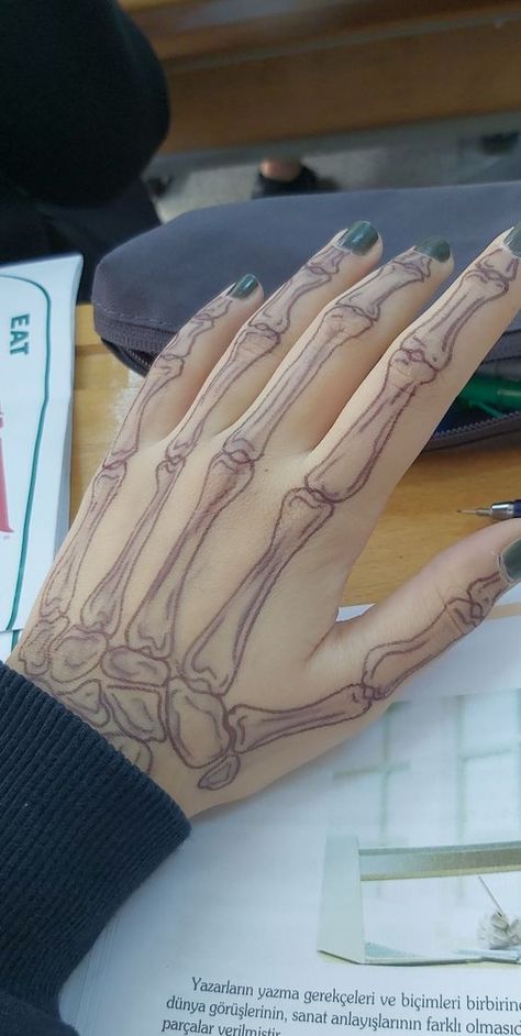 Drawing Ideas Skeleton Hand, Bone Art On Hand, Drawn Skeleton Hand, Drawing Skeleton On Hand, Skeleton Arm Makeup, Skeleton Bones Drawn On Hand, Skeleton Arm Drawing On Arm, Sketelon Hand, Scelotin Hand Drawing