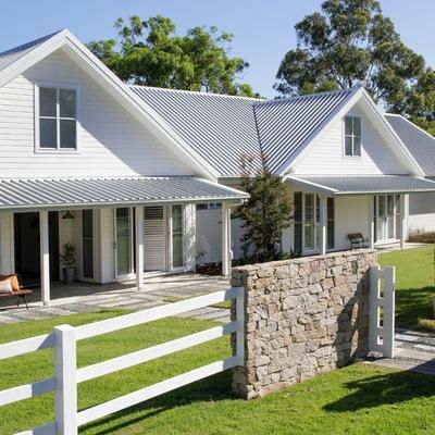 Home Beautiful - White is considered a fool-proof choice... | Facebook West Coast Farmhouse, Hamptons Style House, Modern Hamptons Style, Hamptons Farmhouse, Hamptons Homes, Facade Ideas, Weatherboard House, Shale Grey, White Exterior Houses