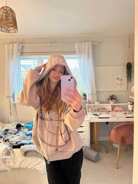 Isabella Grace Room, Back To School Hairstyles Short, Niche Outfit, Studying Mood, Isabella Grace, Comfort Youtubers, Pretty Blonde Hair, Cute Crush Quotes, Shoes Outfit Fashion