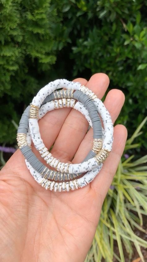 Heishi Bracelet Patterns, Flatbead Bracelet Ideas, Grey Clay Bead Bracelet, Clay Bracelets Ideas Aesthetic, Heishi Bracelet Ideas, Heishi Bead Earrings, Heishi Earrings, Heishi Jewelry, Heishi Bracelets