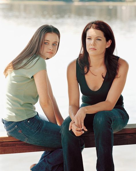 Pin for Later: 30 Fall Style Lessons We Learned From Gilmore Girls Jeans and a Tee Will Always Be in Style Gilmore Girls Fashion, Girls Tv Series, Amy Sherman Palladino, Gilmore Girls Outfits, Alexis Bledel, Lauren Graham, Rory Gilmore, Gilmore Girls, Girls Jeans