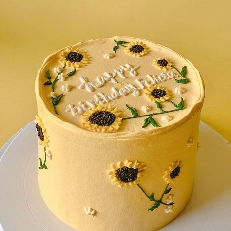 Sunflower Birthday Cakes, Bolo Vintage, Sunshine Cake, My Only Sunshine, Birthday Cake Pictures, Pastel Cakes, Elegant Birthday Cakes, Simple Cake Designs, Mini Cakes Birthday