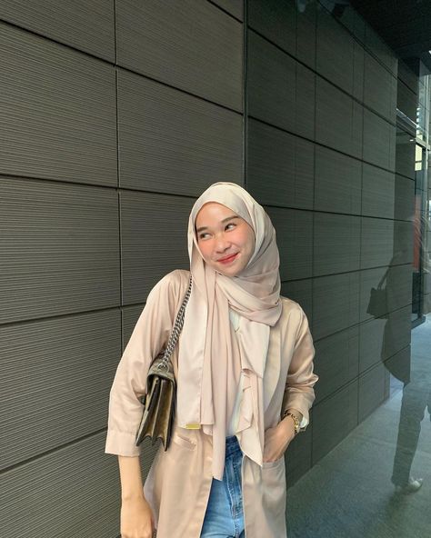 Ootd Pashmina Silk, Ootd Muslim, Outfit Ideas Hijab, Model Hijab, Pashmina Silk, Rok Outfit, Hijabi Outfit, Modest Fits, Hijabi Outfits