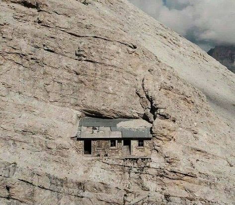 A Little Alpine Refuge That Was Built More Than 2700m Above Sea Level In Italy’s Dolomite Mountains (Mount Cristallo) Is Among Most Dramatic Reminders Of Wwi Unusual Buildings, Amazing Buildings, Islamic World, Elements Of Art, Abandoned Places, Aliens, Around The Worlds, The Incredibles, Italy