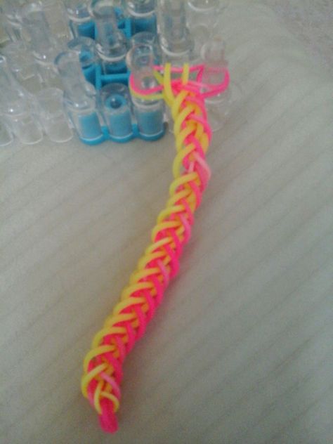 Rubber Band Loom Tutorial, Rainbow Loom Bracelet Ideas Easy, Rainbow Loom Patterns With Fingers, Easy Rainbow Loom Patterns, Loom Bracelet Patterns Rubber Band Easy, Rainbow Loom Tutorials Step By Step Easy, Rubber Band Crafts Without Loom, How To Make Loom Bracelets, Easy Rainbow Loom Bracelets