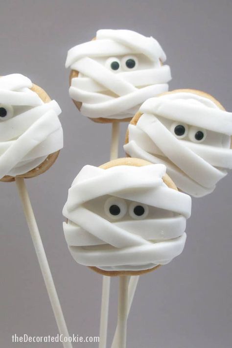 Halloween mummy cookies on a stick -- fun food idea for Halloween Halloween Mummy Cookies, Mummy Treats, Halloween Food Snacks, Biscuits Halloween, Mummy Cookies, Spider Cupcakes, Easy Halloween Snacks, Fun Halloween Treats, Cookie Sticks