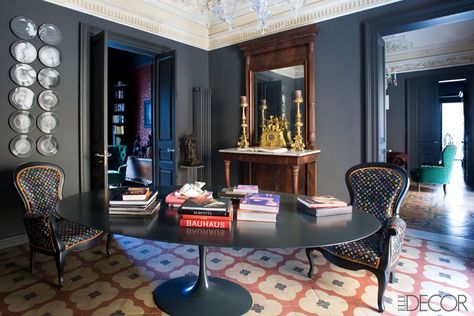 Apartment in Sicily by Jerry Maggi & Mehall Griffey Interiors - ELLE DECOR, photo by photography by Gianni Franchellucci Glass Dining Table Decor, Saarinen Table, Italian Interior Design, Tulip Table, Italian Interior, Casa Vintage, Italian Home, Eero Saarinen, Dark Walls