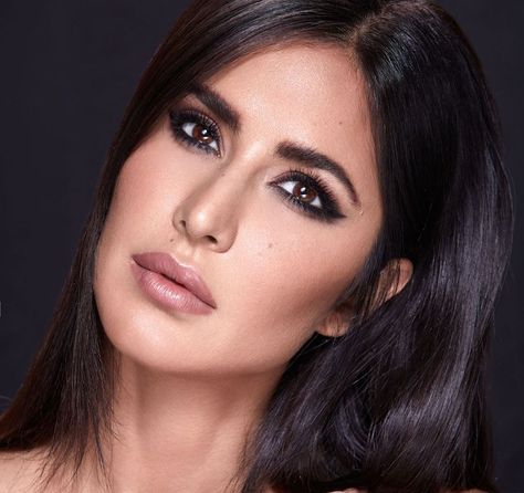 801.9 k mentions J’aime, 3,448 commentaires - Katrina Kaif (@katrinakaif) sur Instagram : "Get the Iconic Smokey Eye Look with @kaybykatrina  Step 1: Use the High Drama Smokey Kajal on your…" Makeup Essentials For Beginners, Club Makeup, Smokey Eye Look, Indian Eyes, Voluminous Mascara, Katrina Kaif Photo, Natural Face Skin Care, Beauty Marketing, Actress Images