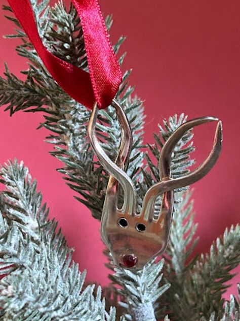 Vintage Fork Reindeer Ornament | MakerPlace by Michaels Diy Christmas Reindeer, Flatware Art, Vintage Spoon Jewelry, Spoon Jewelry Diy, Flatware Crafts, Fork Ring, Spoon Ornaments, Recycled Silverware, Ella Rose