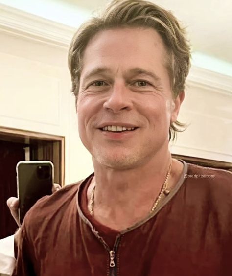 Brad Pitt Selfie, Brad Pitt Pictures, Brad Pitt Style, Johnny Depp Funny, Brad Pitt Photos, Broken Phone, Investment Quotes, Bojack Horseman, James Franco