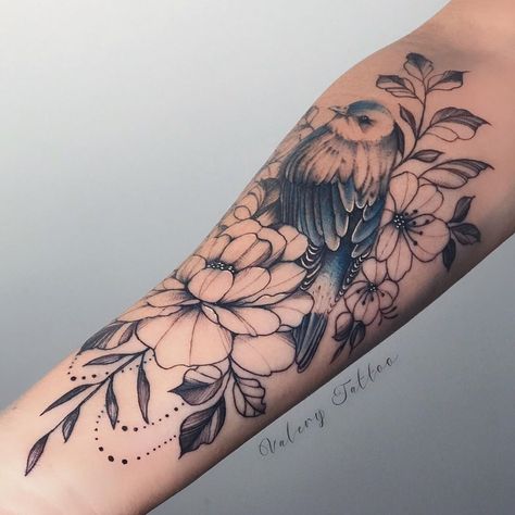 Valery Tattoo on Instagram: “Loovveee #birdtattoo 🖤 séance de 2h30” Bird And Flower Tattoo, Bird Tattoo Sleeves, Matching Bff Tattoos, Tiny Bird Tattoos, Left Arm Tattoos, Bird Tattoo Wrist, Flower Wrist Tattoos, Mommy Tattoos, Beautiful Flower Tattoos