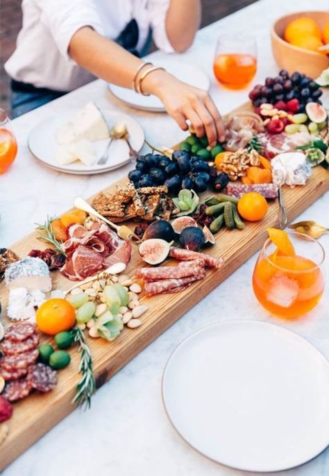 Cheese & Meat board. God Mat, Snacks Für Party, Idee Pasto Sano, Cheese Platters, Food Presentation, Wedding Food, Finger Food, Appetizer Snacks, Finger Foods