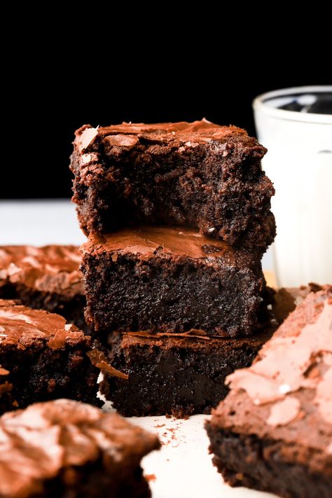 Fudgy Brownie Recipe Essen, Yummy Brownies, Chewy Brownies Recipe, Chocolate Fantasy, Brownies Recipes, Fudgy Brownie Recipe, Peppermint Marshmallows, Brownies Recipe Homemade, Oreo Fudge